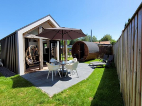 Tiny Zen House in Heinkenszand with private sauna, airco, outdoor swimming pool, WiFi and 2 bedrooms